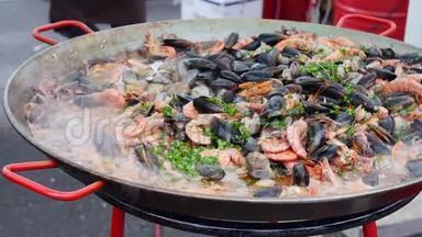 国家和街头食品概念。 大型海鲜锅